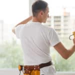 homme fenetre calfeutrage