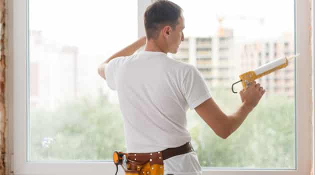 homme fenetre calfeutrage
