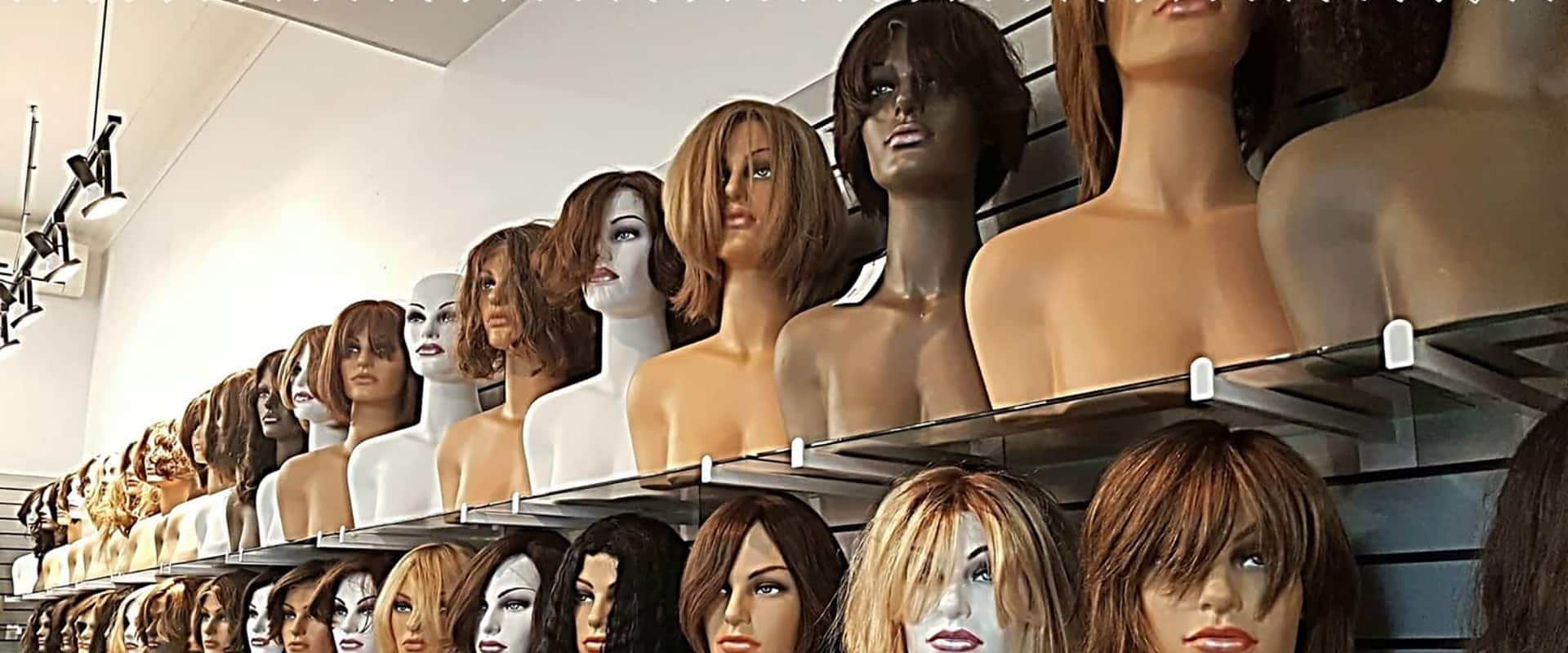Perruques exposées dans une boutique spécialisée à Montréal