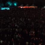 Foule de nuit lors d’un concert à Montréal
