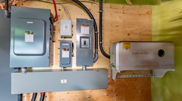 Onduleur hybride Sigenergy raccordé au panneau électrique d'une maison au Centre-du-Québec