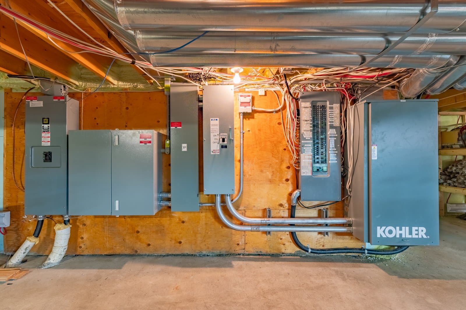 Salle électrique résidentielle avec panneau de distribution, sectionneurs et raccordement d'un système solaire